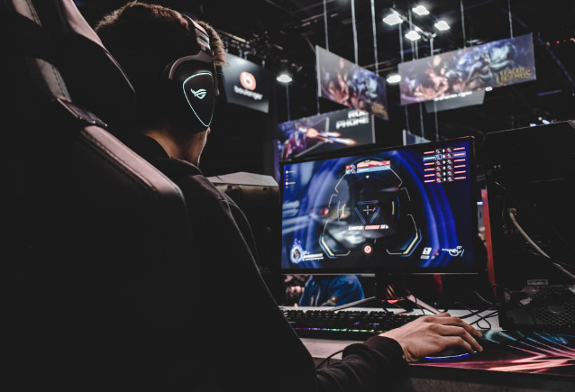 Od gólů k joystickům Dybala jako hvězda eSportu