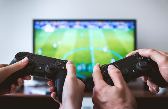 FIFA vs. PES Kdo vládne světu virtuálního fotbalu a esports zábavy